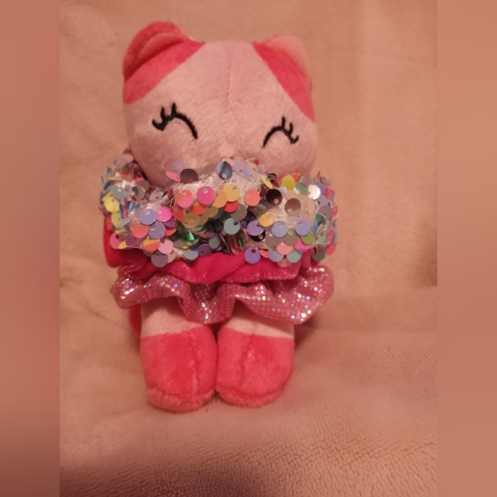 Kitty with hair ties.